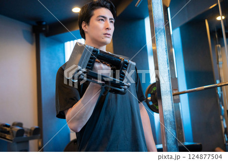 ダンベルで筋トレをする男性 124877504