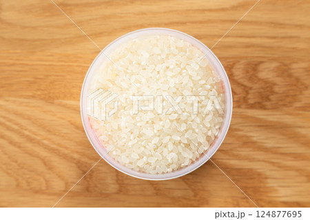 計量カップに入った米 124877695