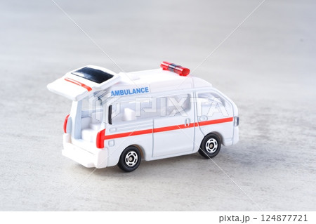 出動する救急車 124877721