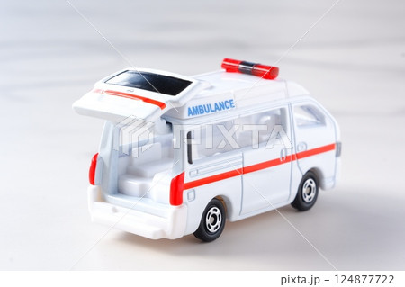 出動する救急車 124877722