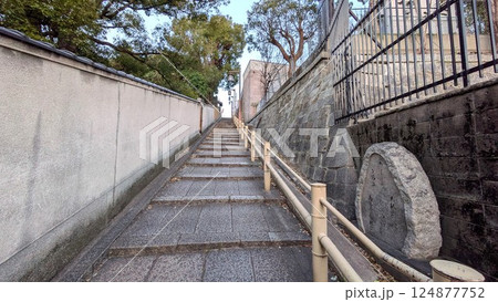 天王寺七坂の口縄坂の夕陽丘高等女学校跡の石碑 天王寺七坂の口縄坂の夕陽丘高等女学校跡の石碑 124877752