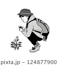 花の写真を撮る登山中の女の子 124877900