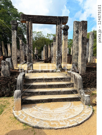 ポロンナルワ遺跡のアタダーゲ、入り口のムーンストーンと階段、世界遺産 ポロンナルワ遺跡のアタダーゲ、入り口のムーンストーンと階段、世界遺産 124878181