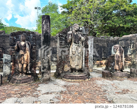 ポロンナルワ遺跡のハタダーゲ、三体の仏像、世界遺産 124878186