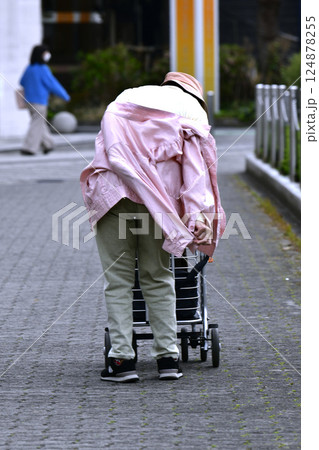日本の横浜都市景観暑い・熱中症注意…温度調節…高齢化社会。4月に入りポカポカ陽気。このあと上着を… 124878255