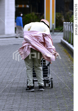 日本の横浜都市景観暑い・熱中症注意…温度調節…高齢化社会。4月に入りポカポカ陽気。このあと上着を… 124878256