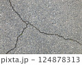 三股にヒビの入ったコンクリート 124878313