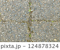 十字に割れたコンクリート 124878324