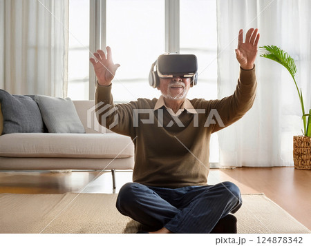 リビングで仮想現実を楽しむ男性 124878342