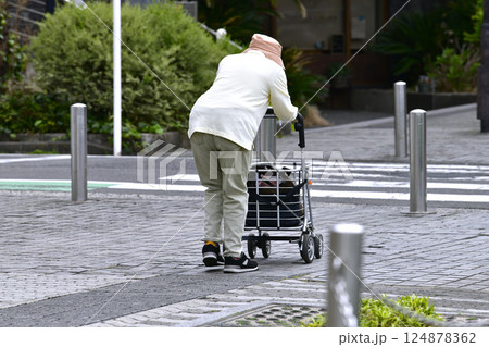 日本の横浜都市景観暑い・熱中症注意…温度調節…高齢化社会。4月に入りポカポカ陽気。上着を脱ぎ終え… 124878362