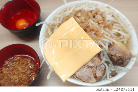 二郎系大盛ラーメン　アブラと生卵 124878511
