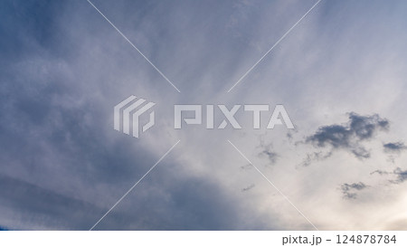 夕暮れ時の青空に流れる薄い雲 124878784
