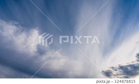 夕暮れ時の青空に流れる薄い雲 夕暮れ時の青空に流れる薄い雲 124878815