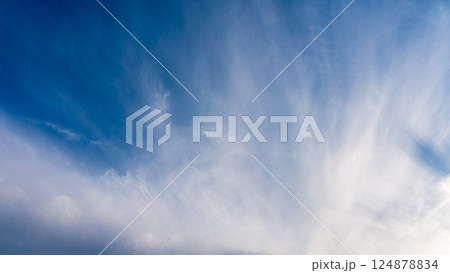 夕暮れ時の青空に流れる薄い雲 夕暮れ時の青空に流れる薄い雲 124878834