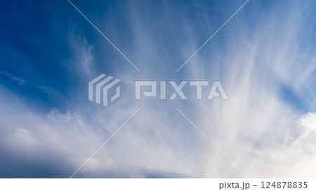 夕暮れ時の青空に流れる薄い雲 夕暮れ時の青空に流れる薄い雲 124878835