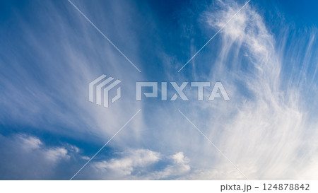 夕暮れ時の青空に流れる薄い雲 124878842