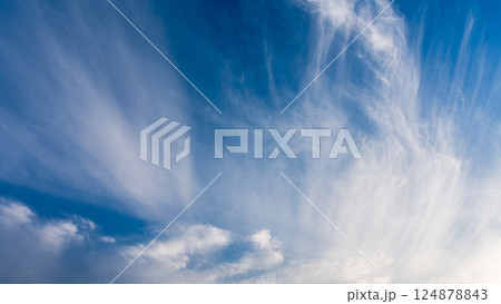夕暮れ時の青空に流れる薄い雲 124878843