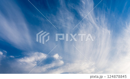 夕暮れ時の青空に流れる薄い雲 124878845