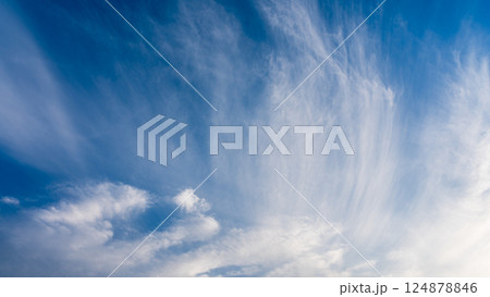 夕暮れ時の青空に流れる薄い雲 124878846