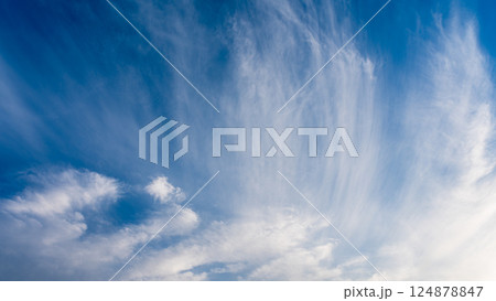 夕暮れ時の青空に流れる薄い雲 夕暮れ時の青空に流れる薄い雲 124878847