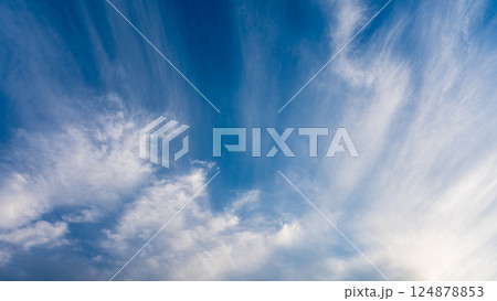 夕暮れ時の青空に流れる薄い雲 夕暮れ時の青空に流れる薄い雲 124878853