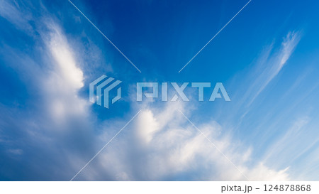 夕暮れ時の青空に流れる薄い雲 夕暮れ時の青空に流れる薄い雲 124878868