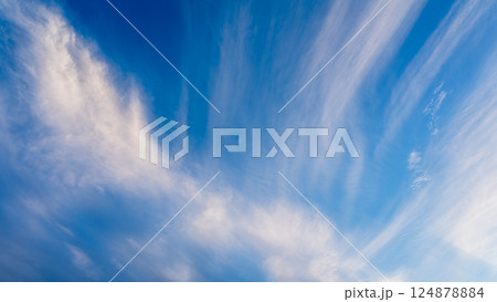 夕暮れ時の青空に流れる薄い雲 夕暮れ時の青空に流れる薄い雲 124878884