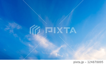 夕暮れ時の青空に流れる薄い雲 124878895