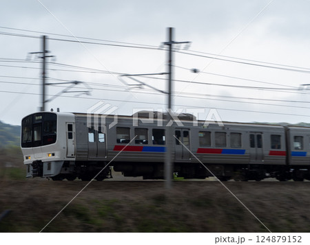 坂を上る電車 124879152