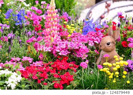 色々な花が咲き誇る春花壇 色々な花が咲き誇る春花壇 124879449