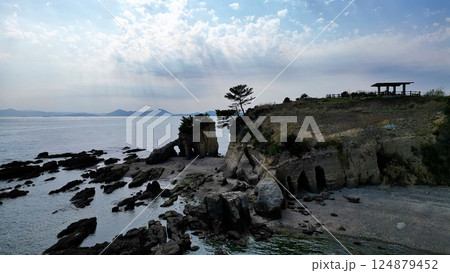空撮 海風と時が刻んだ自然のアートくぐり岩 空撮 海風と時が刻んだ自然のアートくぐり岩 124879452