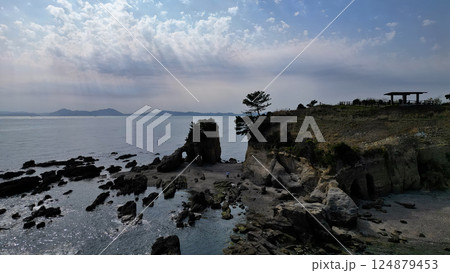 空撮 空と海をつなぐ石の門、本山岬の感動絶景 空撮 空と海をつなぐ石の門、本山岬の感動絶景 124879453