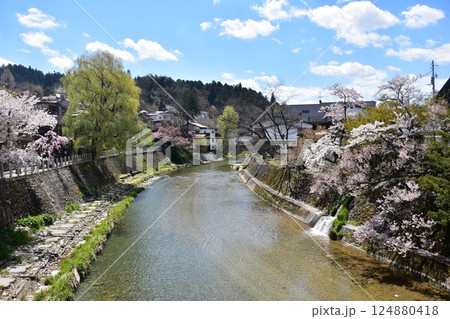 日本の岐阜県　春の高山市　観光名所の中橋の上から見た風景　満開の桜と周辺の街並み　美しい青空と宮川 124880418