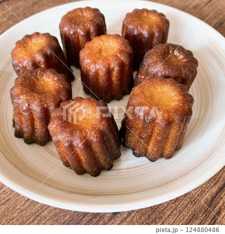 皿に乗ったカヌレ 皿に乗ったカヌレ 124880486