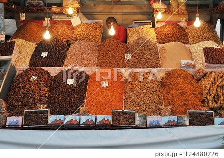 モロッコ、マラケシュ、メディナ、旧市街、スーク、ドライフルーツ店 モロッコ、マラケシュ、メディナ、旧市街、スーク、ドライフルーツ店 124880726