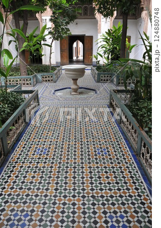 モロッコ、マラケシュ、メディナ、旧市街、バヒア宮殿、中庭の噴水とタイル 124880748