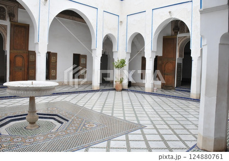 モロッコ、マラケシュ、メディナ、旧市街、バヒア宮殿、中庭の噴水とタイル 124880761