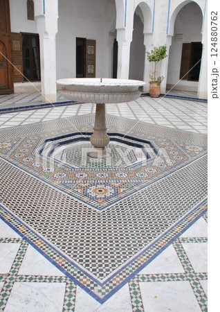 モロッコ、マラケシュ、メディナ、旧市街、バヒア宮殿、中庭の噴水とタイル 124880762