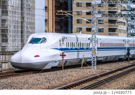 日本の横浜都市景観 インバウンド…新横浜駅前の新幹線や横浜プリンスホテル(左)などを望む。新時代へ… 日本の横浜都市景観 インバウンド…新横浜駅前の新幹線や横浜プリンスホテル(左)などを望む。新時代へ… 124880773