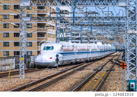 日本の横浜都市景観 インバウンド…新横浜駅前の新幹線や横浜プリンスホテルなどを望む。新時代へ… 124881018