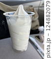 コンビニで買ったソフトクリーム 124882079