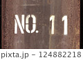工事現場のサビた鉄骨にラッカースプレーでペイントされた番号 NO.11 124882218
