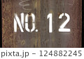 工事現場のサビた鉄骨にラッカースプレーでペイントされた番号 NO.12 124882245