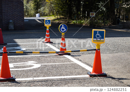 車椅子使用者用駐車区画 124882251