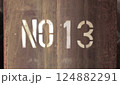 工事現場のサビた鉄骨にラッカースプレーでペイントされた番号 NO.13 124882291