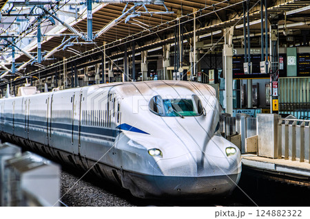 日本の横浜都市景観 インバウンド…新横浜駅の新幹線などを望む。新時代へ… 日本の横浜都市景観 インバウンド…新横浜駅の新幹線などを望む。新時代へ… 124882322