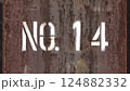 工事現場のサビた鉄骨にラッカースプレーでペイントされた番号 NO.14 124882332