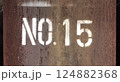 工事現場のサビた鉄骨にラッカースプレーでペイントされた番号 NO.15 124882368