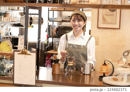 コーヒーを淹れるカフェの店員 124882371