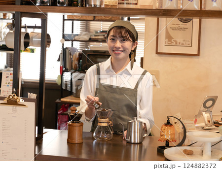 コーヒーを淹れるカフェの店員 124882372